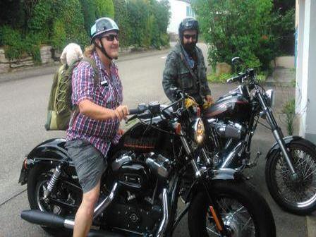 Claudia mit Rucksack auf Harley Davidson