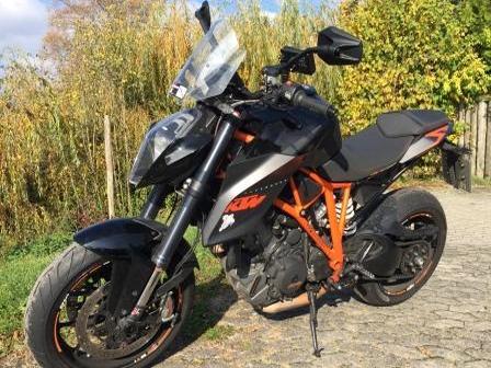 einsitziges Motorrad liebt Kurven